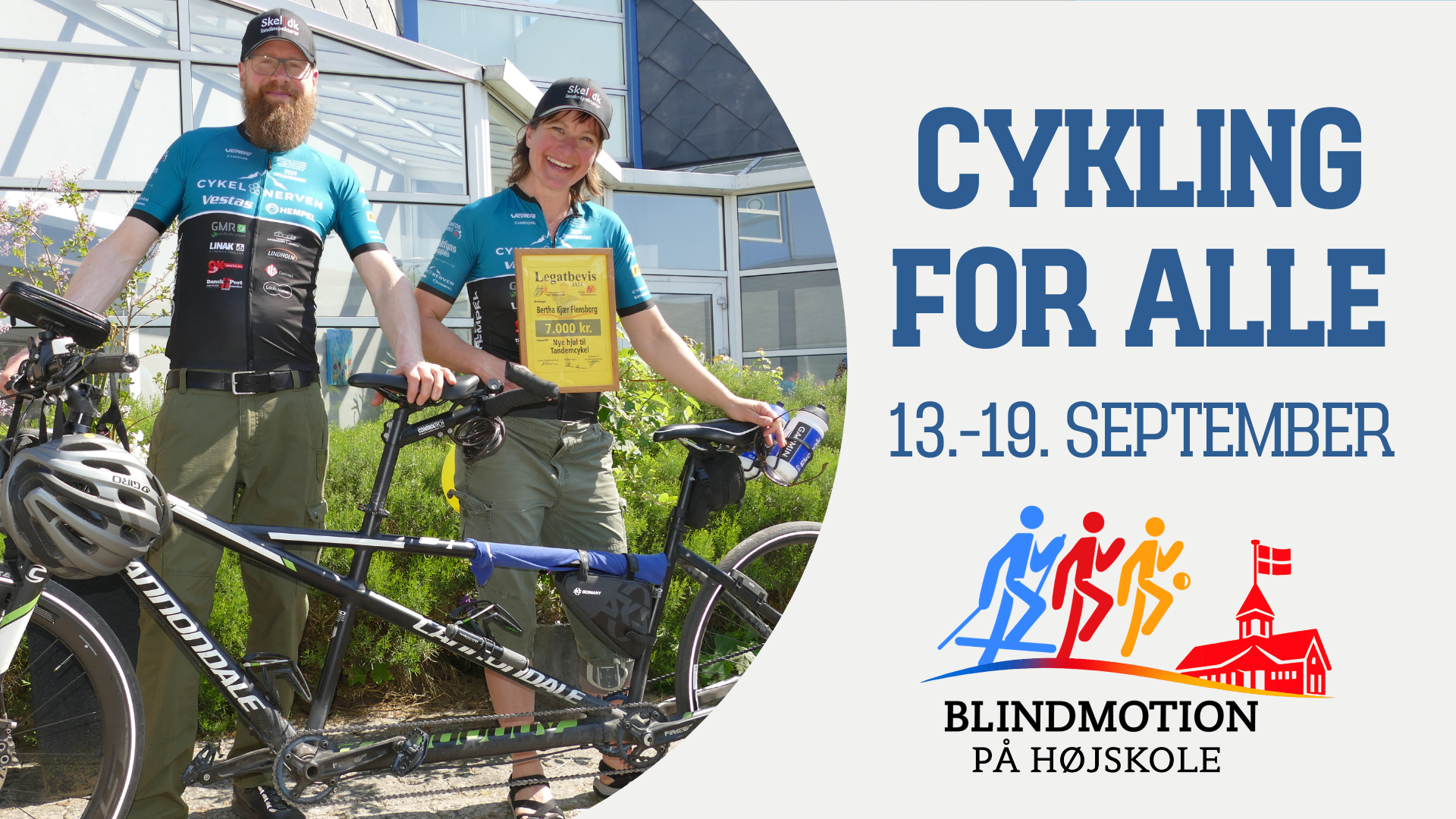 Et billede af to smilende mennesker som står med en tandem cykel