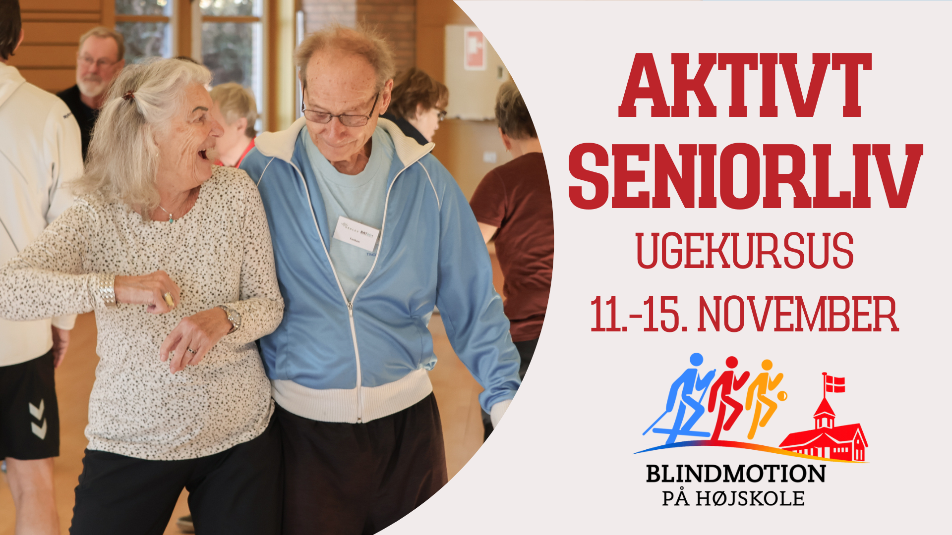 En senior kvinde og mand danser sammen og smiler stort