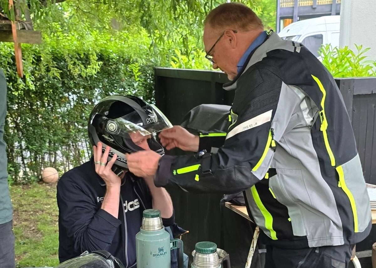 En mand prøver en motorcykelhjelm