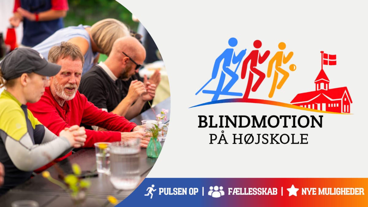 Mennesker sidder ved et bord og snakker